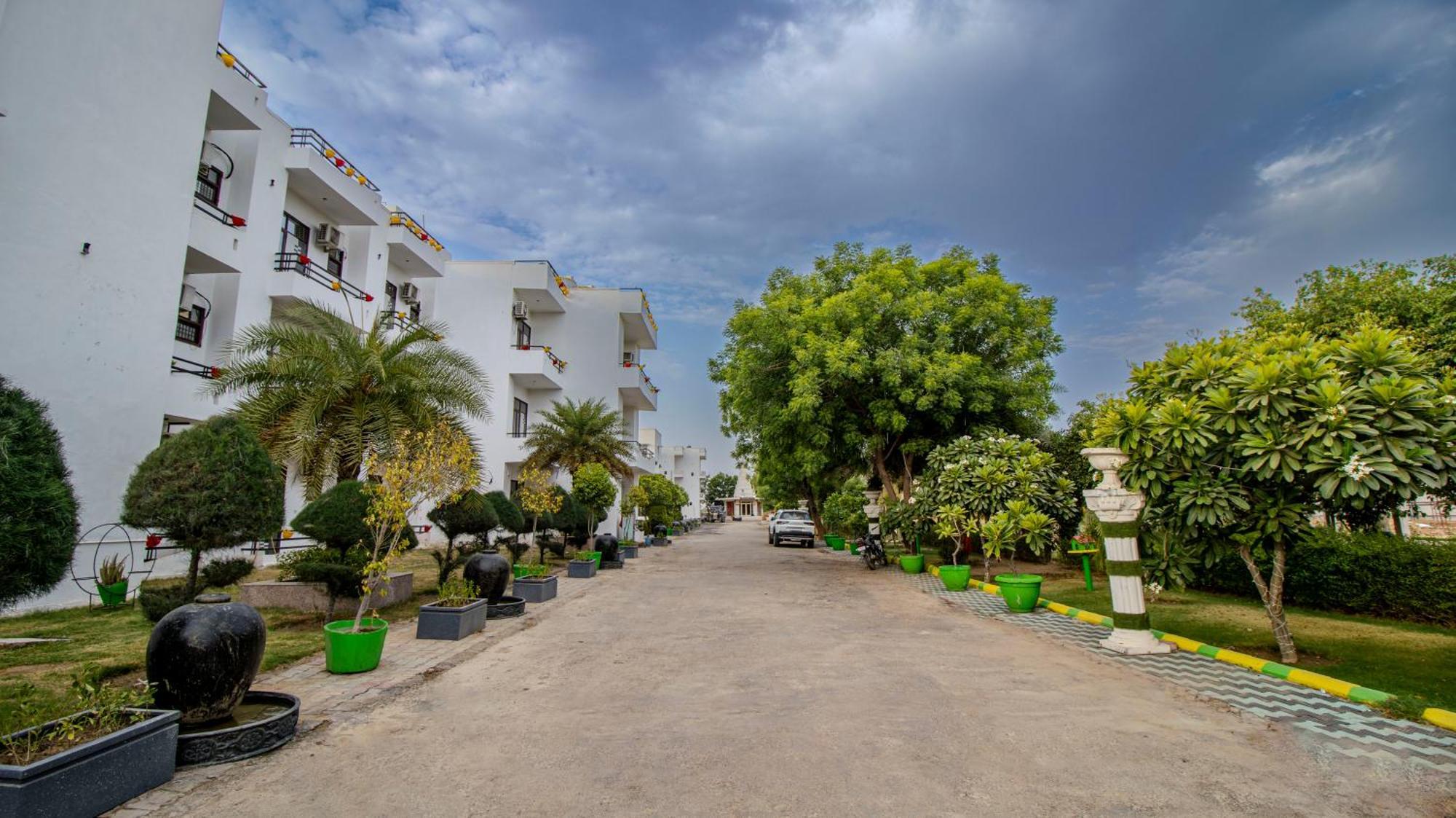 Elegance Resort Vrindávan Kültér fotó