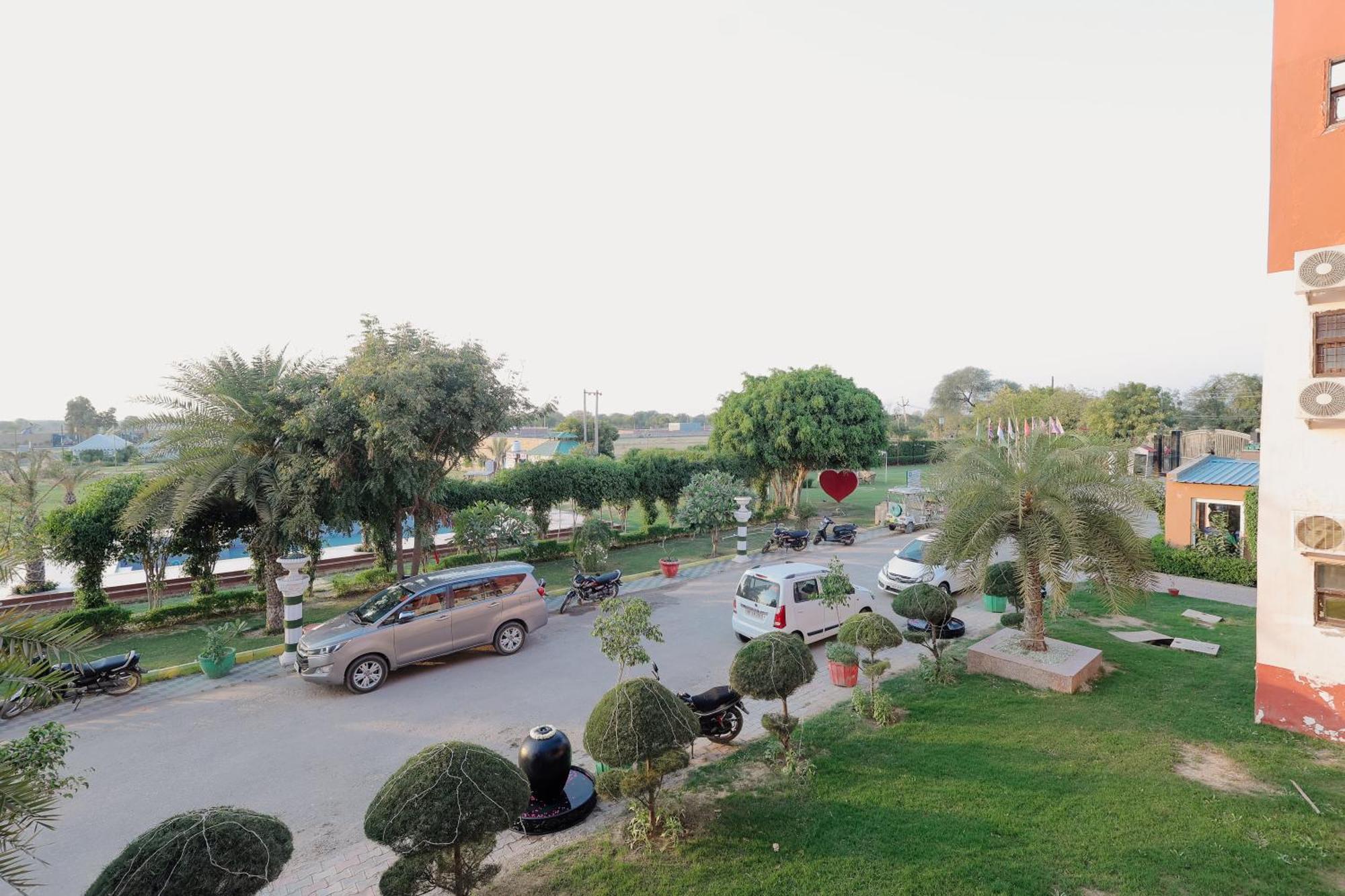 Elegance Resort Vrindávan Kültér fotó